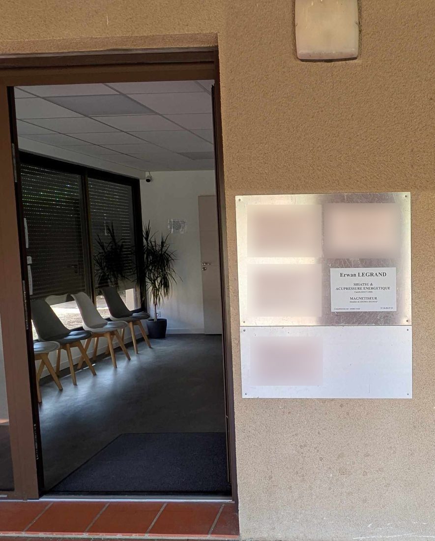 Entrée de plain-pied du cabinet d'Escalquens et plaque d'Erwan Legrand