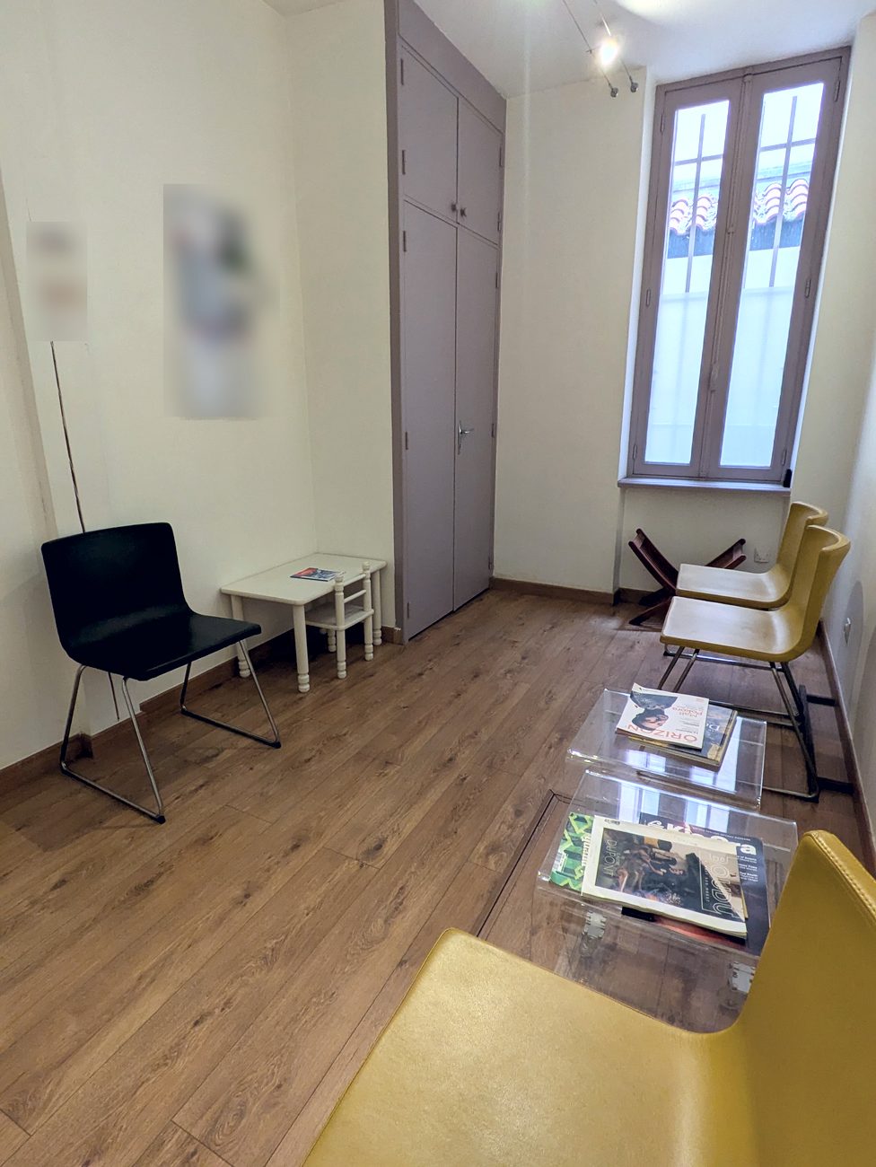 Salle d'attente du cabinet de Toulouse, grande fenêtre sur les toits de tuiles