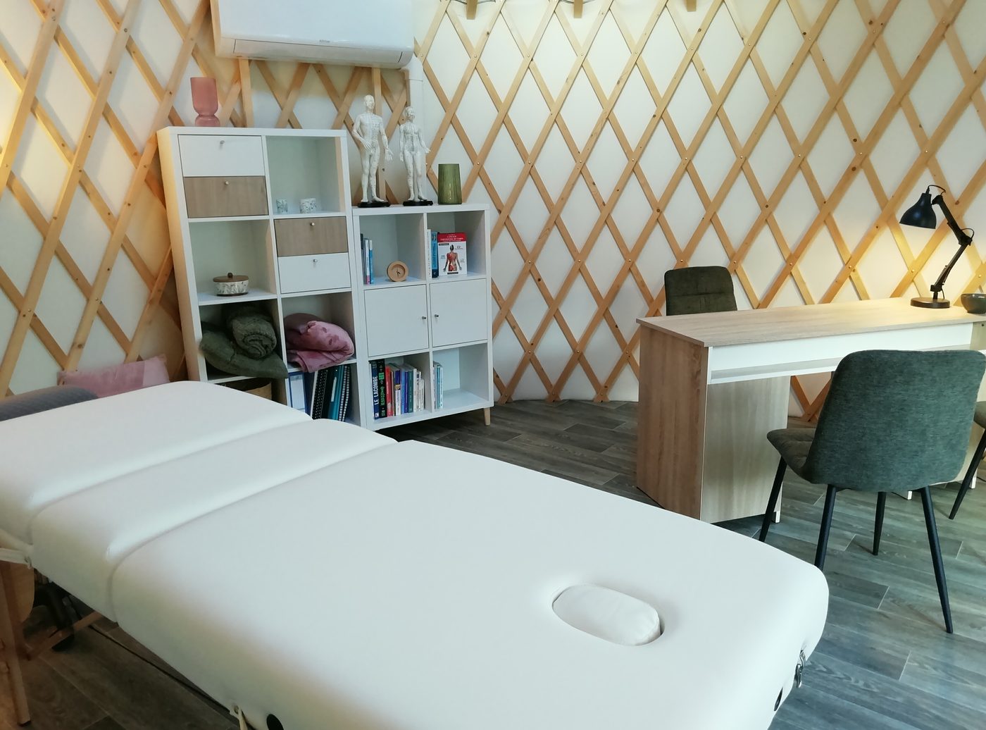 Table de soin dans la yourte de Nailloux, bibliothèque et climatisation réversible